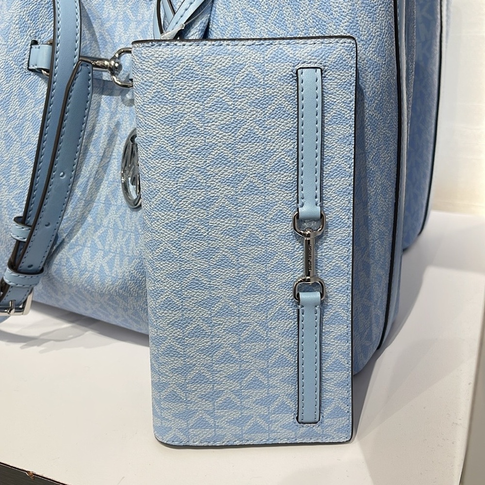 MICHAEL KORS Carson Large Signature Logo Bifold Wallet
Light Sky
NWT - Picture 5 of 16